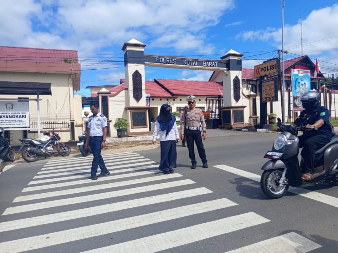 Keselamatan Pengguna Jalan Jadi Prioritas, Dishub Kubar Cat Ulang Zebra Cross di Sejumlah Wilayah