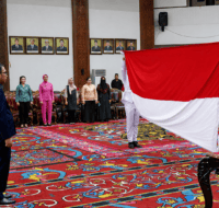 Bupati Kubar Pimpin Prosesi Pelipatan Bendera Jelang HUT ke-81 RI