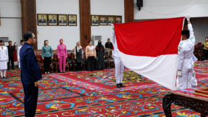 Bupati Kubar Pimpin Prosesi Pelipatan Bendera Jelang HUT ke-81 RI