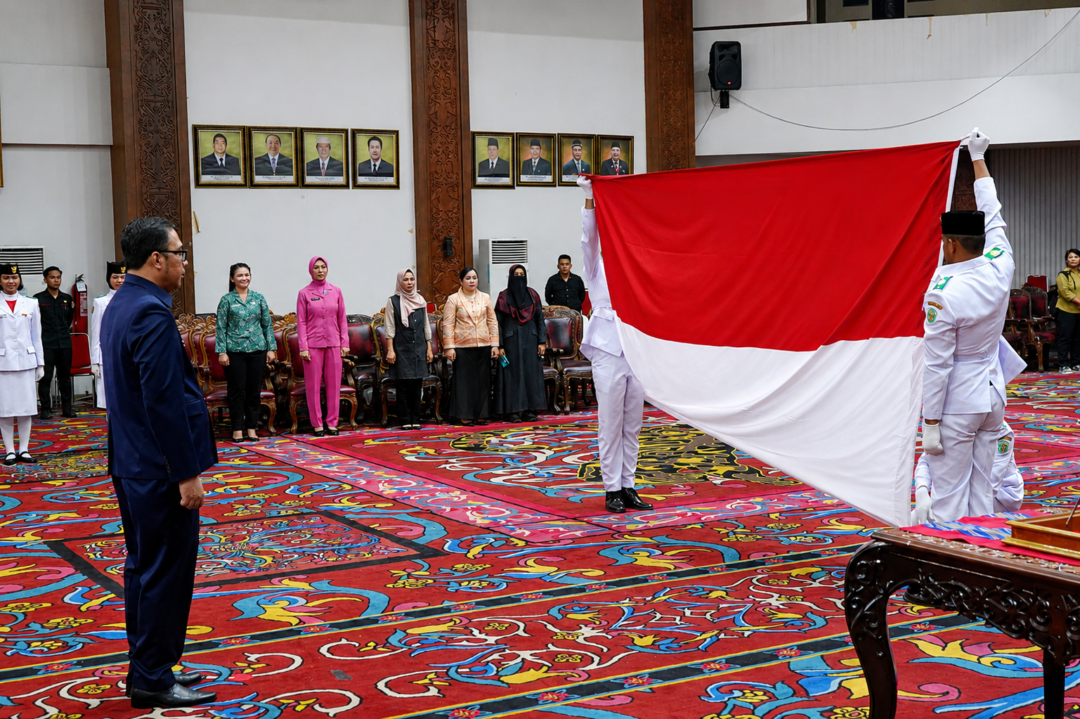 Bupati Kubar Pimpin Prosesi Pelipatan Bendera Jelang HUT ke-81 RI