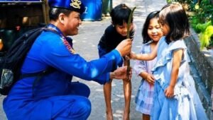 Ditpolairud Polda Kaltim Turun Langsung Sambangi Nelayan Manggar, Tegaskan Keselamatan di Atas Segala Hal Hadapi Cuaca Buruk Ditpolairud Polda Kaltim Turun Langsung Sambangi Nelayan Manggar, Tegaskan Keselamatan di Atas Segala Hal Hadapi Cuaca Buruk