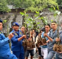 Polairud Polda Kaltim Bersama Mahasiswa Uniba Tanam 100 Bibit Mangrove di Margomulyo, Bangun Harapan Hijau Pesisir