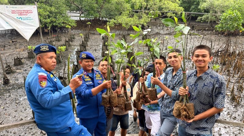 Polairud Polda Kaltim Bersama Mahasiswa Uniba Tanam 100 Bibit Mangrove di Margomulyo, Bangun Harapan Hijau Pesisir