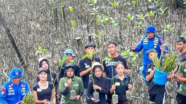 Ditpolairud Polda Kaltim Gandeng Duta PEPILINGASIH: Edukasi & Tanam 300 Bibit Mangrove di Pesisir Balikpapan