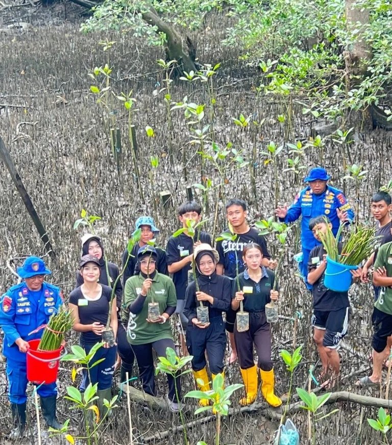 Ditpolairud Polda Kaltim Gandeng Duta PEPILINGASIH: Edukasi & Tanam 300 Bibit Mangrove di Pesisir Balikpapan