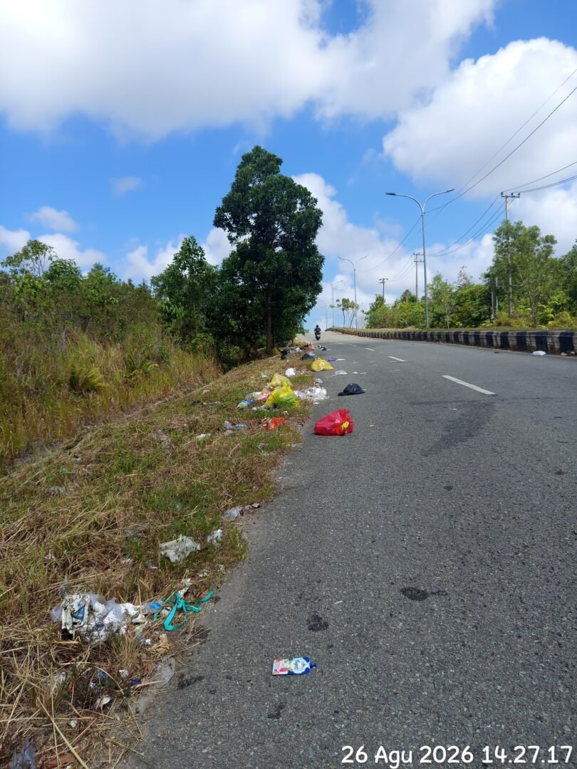 Sampah Berserakan di Jalan Mukmin Faisal Sepinggan, Warga Harap Pemkot Segera Pasang Bak Sampah