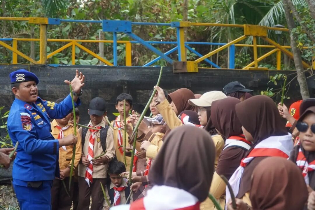 Buka Wawasan Siswa SD Insan Mulia, Ditpolairud Gabungkan Edukasi Kepolisian dan Kelestarian Mangrove