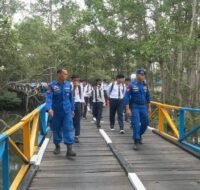Edukasi Ganda: Siswa SMPN 04 Balikpapan Kenali Tugas Ditpolairud Sekaligus Tanam Mangrove