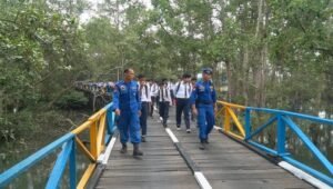 Edukasi Ganda: Siswa SMPN 04 Balikpapan Kenali Tugas Ditpolairud Sekaligus Tanam Mangrove