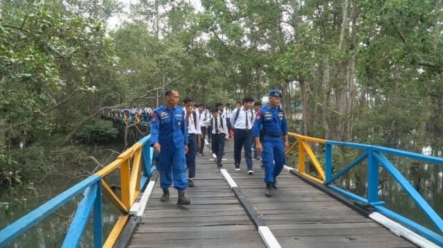 Edukasi Ganda: Siswa SMPN 04 Balikpapan Kenali Tugas Ditpolairud Sekaligus Tanam Mangrove