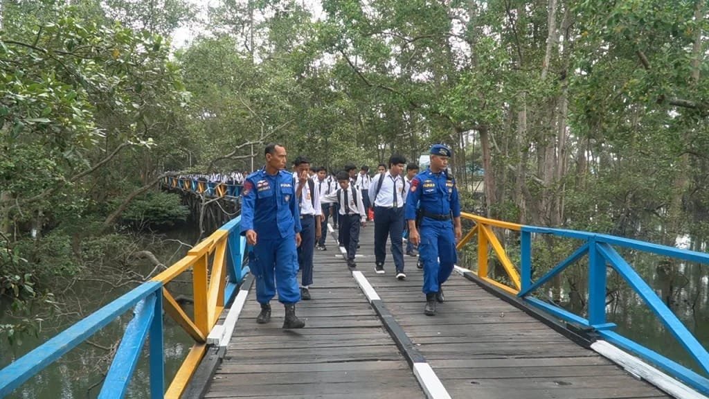 Edukasi Ganda: Siswa SMPN 04 Balikpapan Kenali Tugas Ditpolairud Sekaligus Tanam Mangrove
