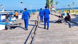 Patroli Liburan di Kenyamukan, Ditpolairud Kaltim Tegaskan Larangan Alat Tangkap Ikan Merusak & Keselamatan Anak Patroli Liburan di Kenyamukan, Ditpolairud Kaltim Tegaskan Larangan Alat Tangkap Ikan Merusak & Keselamatan Anak